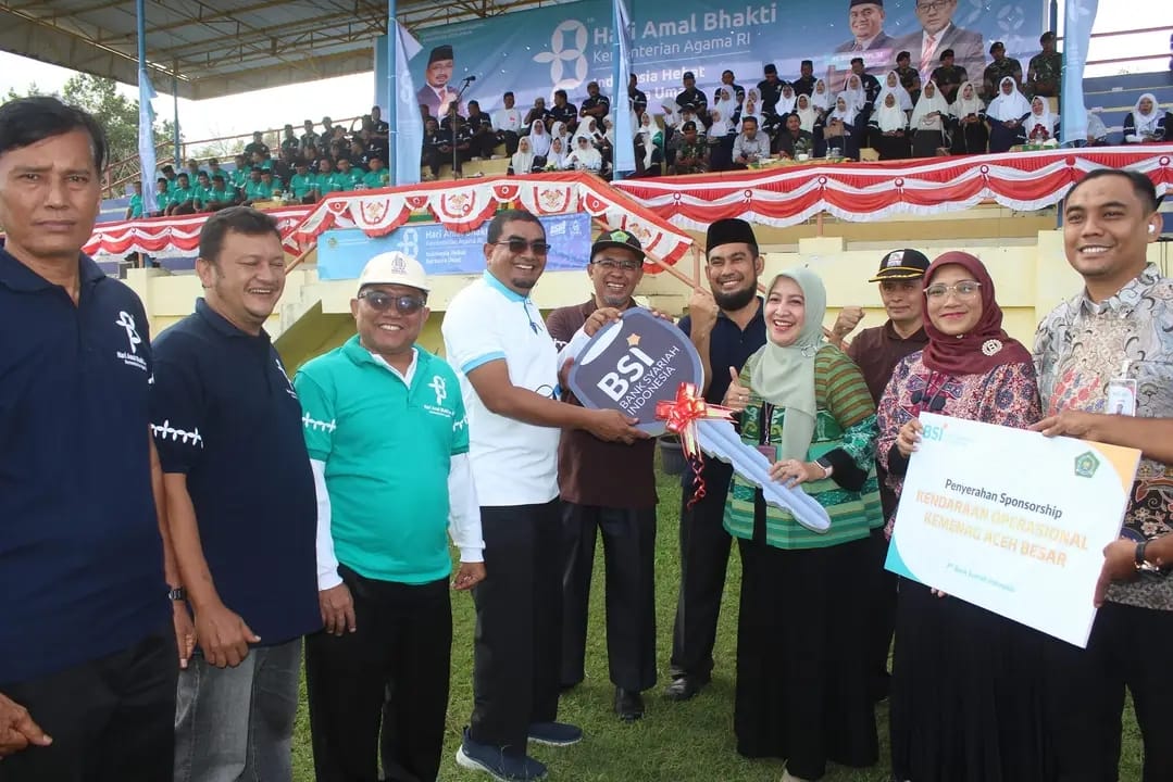 Area Manager BSI Area Banda Aceh Fitriana menyerahkan kunci mobil minibus kepada ASN Kemenag Aceh Besar, Rabu (3/1)