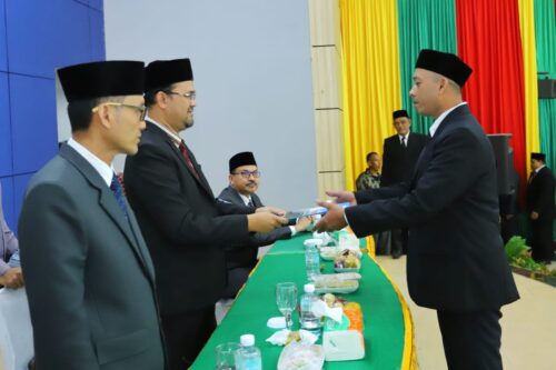 Wakil Rektor I UIN Ar-Raniry Prof M Yasir Yusuf menyerahkan Surat Kelulusan kepada Peserta PPG UIN Ar-Raniry Banda Aceh, Sabtu (6/1)
