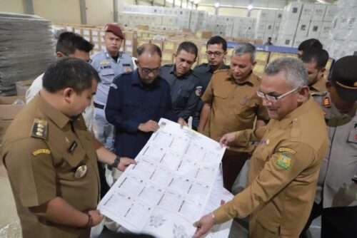 Pj Bupati Aceh Besar Muhammad Iswanto bersama Wakapolres Aceh Besar Kompol Rustam Nawawi serta OPD terkait melaksanakan pemantauan logistik Pilpres dan Pemilu Legislatif 2024 di Gudang Logistik KIP Aceh Besar, Selasa (9/1)