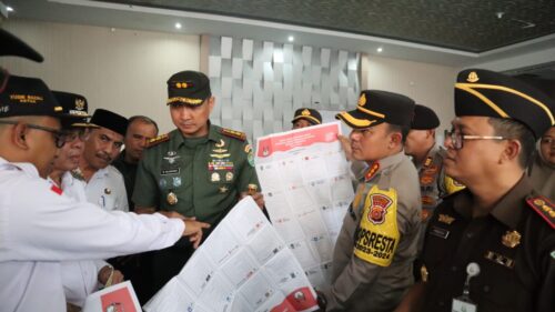 Forkopimda Banda Aceh melakukan pemantauan kondisi logistik Pemilu 2024 di Gudang Logistik KIP Banda Aceh di Gampong Mulia Kecamatan Kuta Alam, Rabu pagi (10/1)
