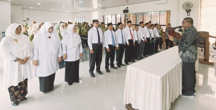 Kakankemenag Aceh Besar Saifuddin melantik 12 Kepala Madrasah di aula gedung PLHUT Kemenag, Kota Jantho, Rabu, 10 Januari 2024. (Foto: Dok. Humas Kemenag Aceh Besar)