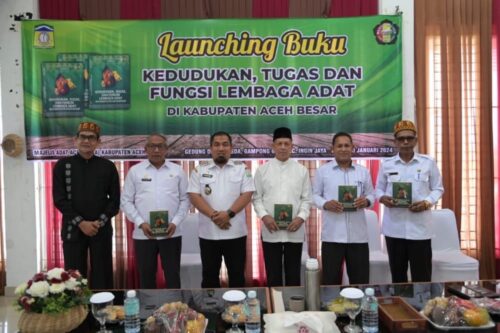 Pj Bupati Aceh Besar didampingi Asisten 1 Farhan AP saat meluncurkan buku Kedudukan, Tugas dan Fungsi Lembaga Adat Aceh Besar di Gedung Dekranasda, Gampong Gani, Kecamatan Ingin Jaya, Rabu (10/1)
