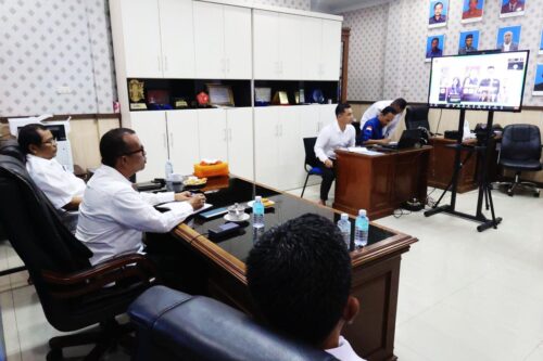 Kadis Sosial Aceh Muslem Yacob mengikuti penyerahan bantuan untuk 31 anak Aceh korban Gagal Ginjal Akut Progresif Aktikal, secara daring, Rabu (10/1)