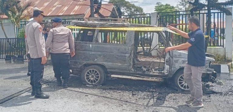 Sebuah mobil Toyota Kijang milik warga Kampung Pondok Gajah, Kecamatan Bandar, Bener Meriah, terbakar di area SPBU Nomor 14.245.105 Kampung Mude Benara ada Kamis siang (11/1)