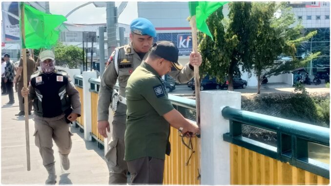 Plt Kasatpol PP-WH Banda Aceh Muhammad Rizal memimpin penertiban ratusan alat peraga kampanye Caleg dan Parpol peserta Pemilu 2024 yang dipasang tidak sesuai aturan di jalan-jalan protokol, seperti Jembatan Pante Pirak hingga Jalan T Nyak Arief