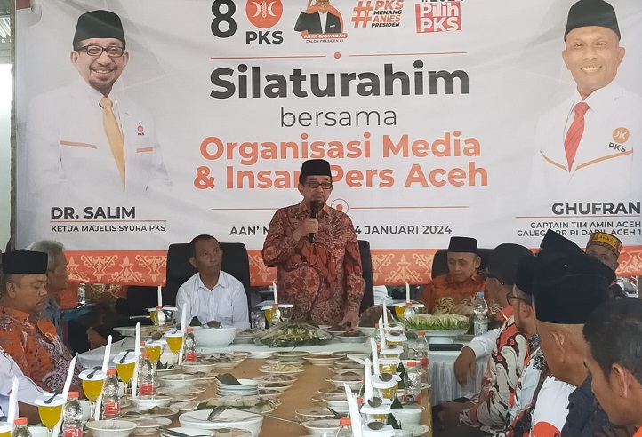 Ketua Majelis Syura PKS Habib Dr Salim Segaf Al-Jufri Lc MA saat silaturahmi dengan awak media di Banda Aceh, Ahad (14/1/2024)