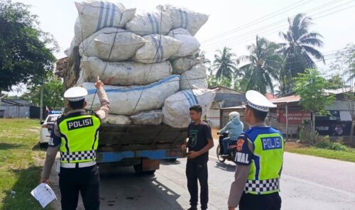 Satlantas Polres Aceh Timur menindak tegas sejumlah pengemudi truk dan pick up yang membawa muatan melebihi kapasitas