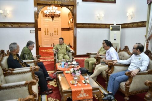 Pj. Gubernur Aceh Achmad Marzuki menerima CEO Conrad Asia Energy Ltd Miltos Xynogalas dalam rangka membahas progres kerja eksplorasi Wilayah Kerja (WK) Offshore North West Aceh (Meulaboh) dan WK Offshore South West Aceh (Singkil), di Meuligoe Gubernur Aceh, Senin (15/1/2024)