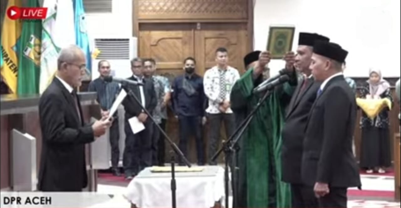 Wakil Ketua DPRA Dalimi melantik dua Anggota DPRA Pengganti Antar Waktu sisa masa jabatan 2019-2024 dari Partai Aceh dan PDA, Kamis malam (18/1)