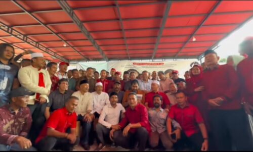 Ketua Umum DPA Partai Aceh (PA) yang juga Ketua KPA Muzakir Manaf atau Mualem memimpin deklarasi Partai Aceh dan KPA se-Aceh mendukung Prabowo-Gibran pada Pilpres 2024, Ahad (21/1/2024)