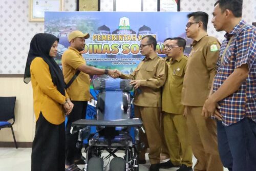 Kadis Sosial Aceh Muslem Yacob saat menyerahkan bantuan kursi roda cerebral palsy untuk LZ (8) anak penyandang disabilitas asal Kota Sabang, Senin (22/1/2024)