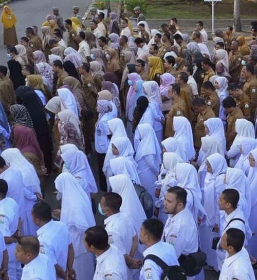 Para pegawai RSJ Aceh mengikuti apel Senin pagi (22/1)