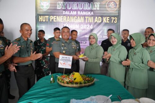 Kapendam IM Kolonel Inf Irhamni Zainal memimpin acara syukuran HUT ke-73 Penerangan Angkatan Darat tahun 2024, di Markas Pendam IM, Banda Aceh, Selasa (23/1)