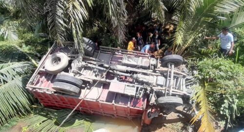 Truk angkut padi terjun ke jurang di Gunung Kapur, Aceh Selatan, Aceh. (Foto: Dok. Ditlantas Polda Aceh)