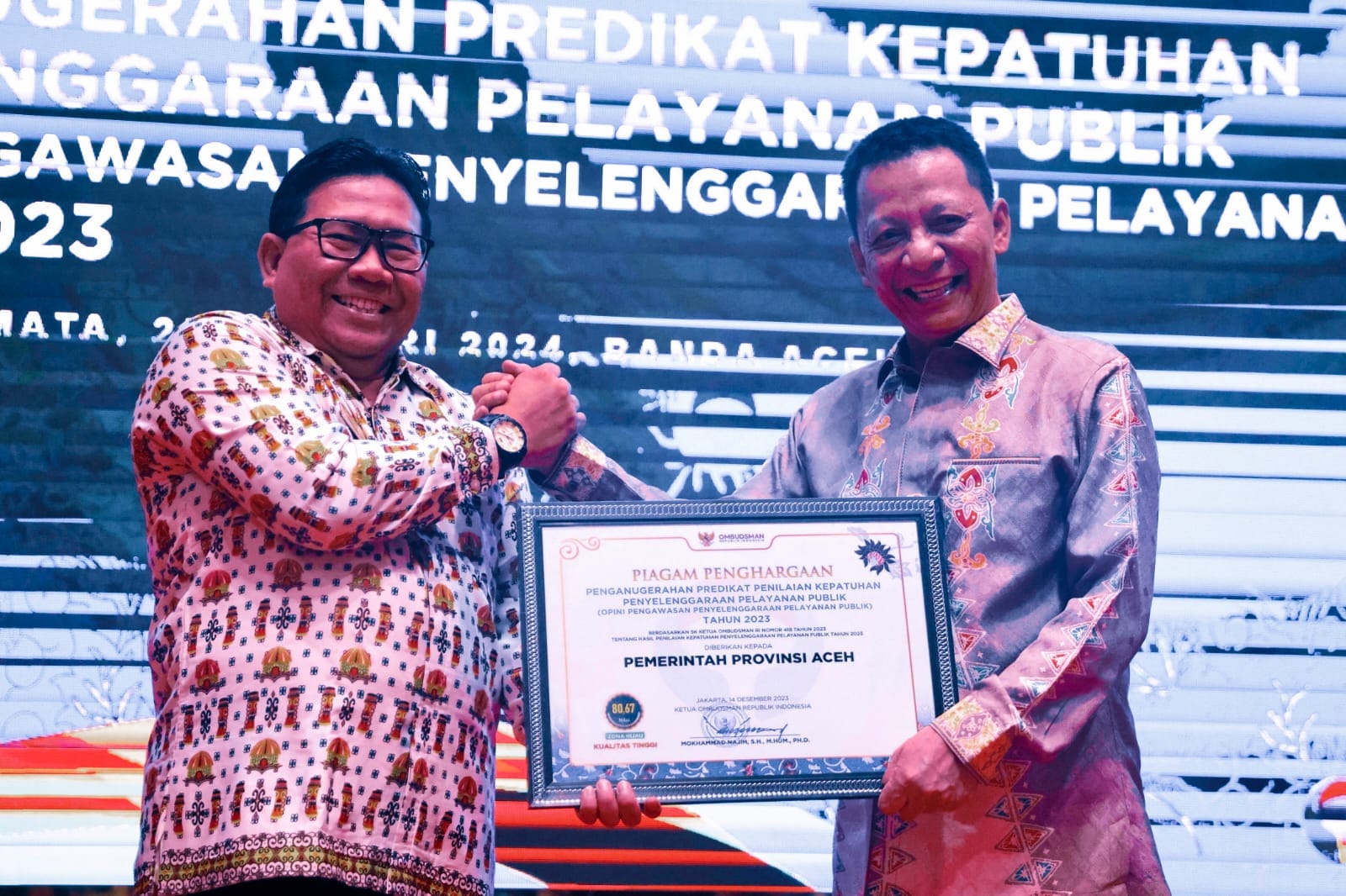 Pj Gubernur Aceh Achmad Marzuki, menerima penghargaan Kepatuhan Penyelenggara Pelayanan Publik tahun 2023 untuk Pemerintah Aceh, yang diserahkan Anggota Ombudsman RI, Dadan S. Suharmawijaya, di Anjong Mon Mata Pendopo Gubernur Aceh, Kamis (25/1)