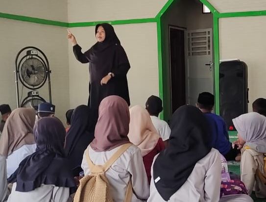 Zahratul Ula memilih menjadi pengajar di TPQ Aneuk Nanggroe, sebuah tempat belajar Al-Quran bagi anak panti dan seluruh anak UPTD RSAN di kawasan Gue Gajah, Aceh Besar