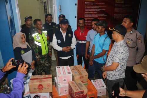 Kadis Sosial Aceh Muslem Yacob didampingi Sekdis Dinsos Bireuen Alfian, relawan Tagana, TKSK, Karang Taruna, IPSM menyerahkan bantuan korban terdampak banjir Bireuen di posko Janggot Sungko Kecamatan Jeunieb, diterima Sekdes Janggot Sungko, Jum'at (26/1)