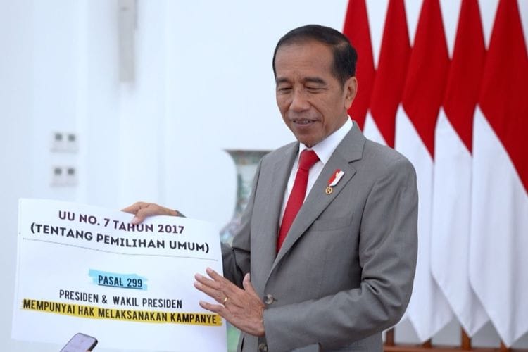 Presiden Joko Widodo menunjukkan kertas besar tentang aturan seorang presiden dan wakil presiden punya hak berkampanye sesuai UU Nomor 7 Tahun 2017 tentang Pemilu, dalam konferensi pers di Istana Bogor, Jum'at (26/1/2024)