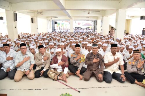 Unsur Forkopimda Kabupaten Bireuen menghadiri Zikir dan Do'a bersama dalam rangka Pemilu Damai Tahun 2024 di Dayah Ummul Ayman Samalanga, Sabtu (27/1)