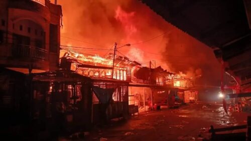 Kebakaran melanda pemukiman warga dan kawasan perdagangan Pasar Centong Atas, Desa Kota Blangkejeren, Kecamatan Blangkejeren, Gayo Lues, Sabtu (27/1) pukul 04.00 Wib