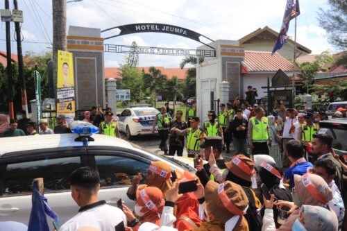 Personel Polresta Banda Aceh di-backup Polda Aceh sukses mengamankan kampanye terbuka calon presiden nomor urut 1 Anies Baswedan di halaman Stadion H Dimurthala Lampineung, Banda Aceh, Sabtu (27/1)