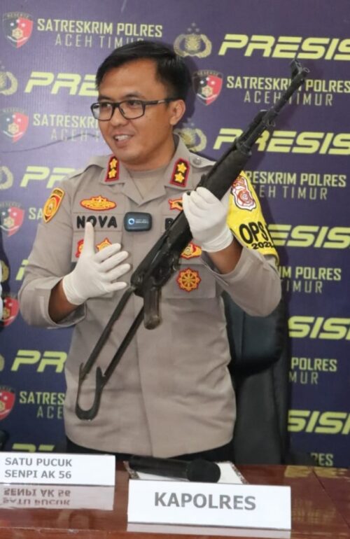 Kapolres Aceh Timur AKBP Nova Suryandaru memperlihatkan senjata api laras panjang yang diserahkan warga, Senin (29/1). (Foto: Dok. Polres Aceh Timur)