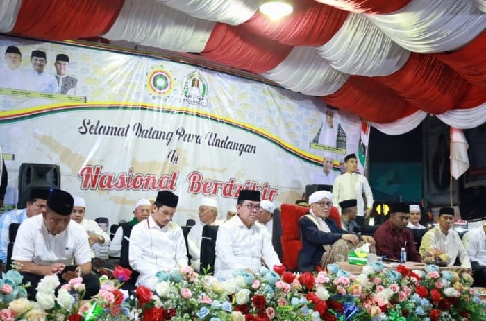 Pemkab Aceh Barat dan unsur Forkopimda menggelar zikir dan doa bersama dengan menggandeng MPTT-I dalam rangka pemilu damai 2024 yang dilaksanakan di jalan nasional bundaran Simpang Pelor, Kota Meulaboh, Ahad malam (28/1)