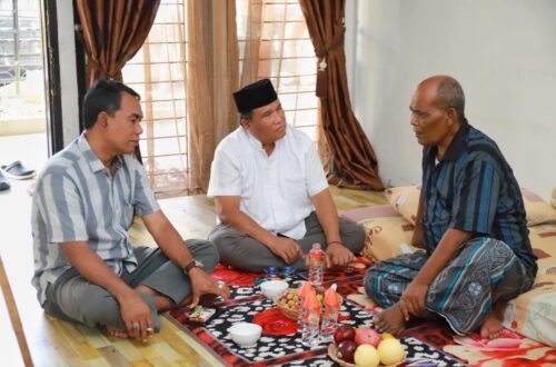 Pj Bupati Pidie Wahyudi Adisiswanto membezuk Roni Ahmad atau Abusyik yang lagi sakit di kediamannya Komplek Perumnas Dusun Mekar Gampong Lhok Keutapang Kecamatan Pidie, Ahad (28/1)