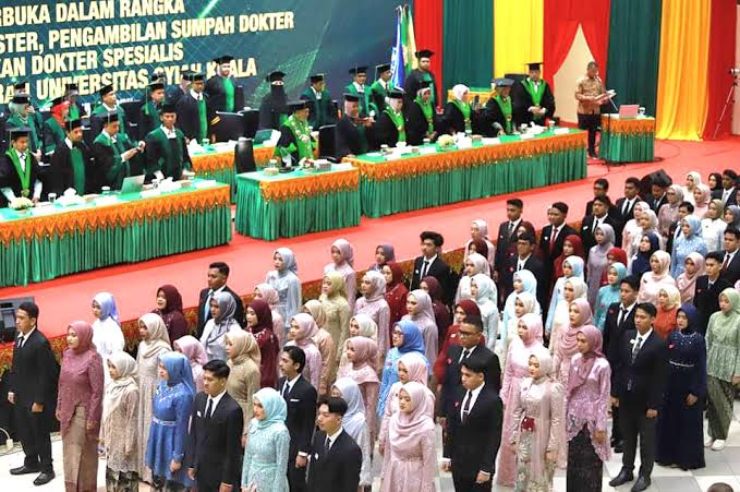 Dekan FK USK Prof Dr dr Maimun Syukri SpPD-KGH FINASIM melakukan pengambilan sumpah dan pelantikan dokter spesialis baru di gedung AAC Dayan Dawood, Selasa (30/1/2024)