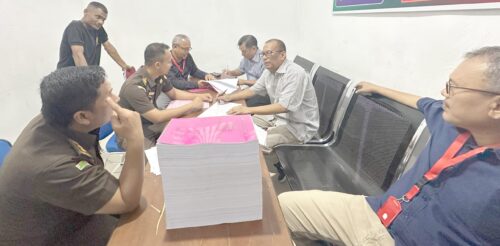 Penyidik Pidsus Kajari Banda Aceh menyerahkan 3 tersangka dan barang bukti kasus korupsi Pengadaan Buku tentang Adat Istiadat Aceh dan Meubelair pada Majelis Adat Aceh Tahun 2022-2023 ke penuntut umum, pada Rabu (31/1)