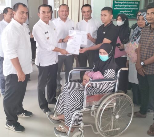 Bupati Pidie Jaya Said Mulyadi menyerahkan akte kelahiran, KIA dan penambahan anak pada KK kepada kepada pasien yang melahirkan di RSUD Pidie Jaya, Rabu (31/1)