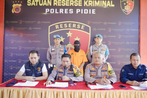 Kapolres Pidie AKBP Imam Asfali didampingi Wakapolres Kompol Misyanto, Kasat Reskrim Iptu Rangga Setyadi dan Kasi Humas Polres Pidie AKP Anwar menggelar konferensi pers penangkapan pemerkosa lima anak di bawah umur, Rabu sore (31/1)