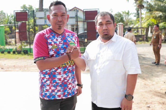 Pj Bupati Aceh Besar, Muhammad Iswanto bersama Manajer PSAB Al Yunirun usai bertemu SDN 1 Lhoknga, Selasa (23/1/2024)