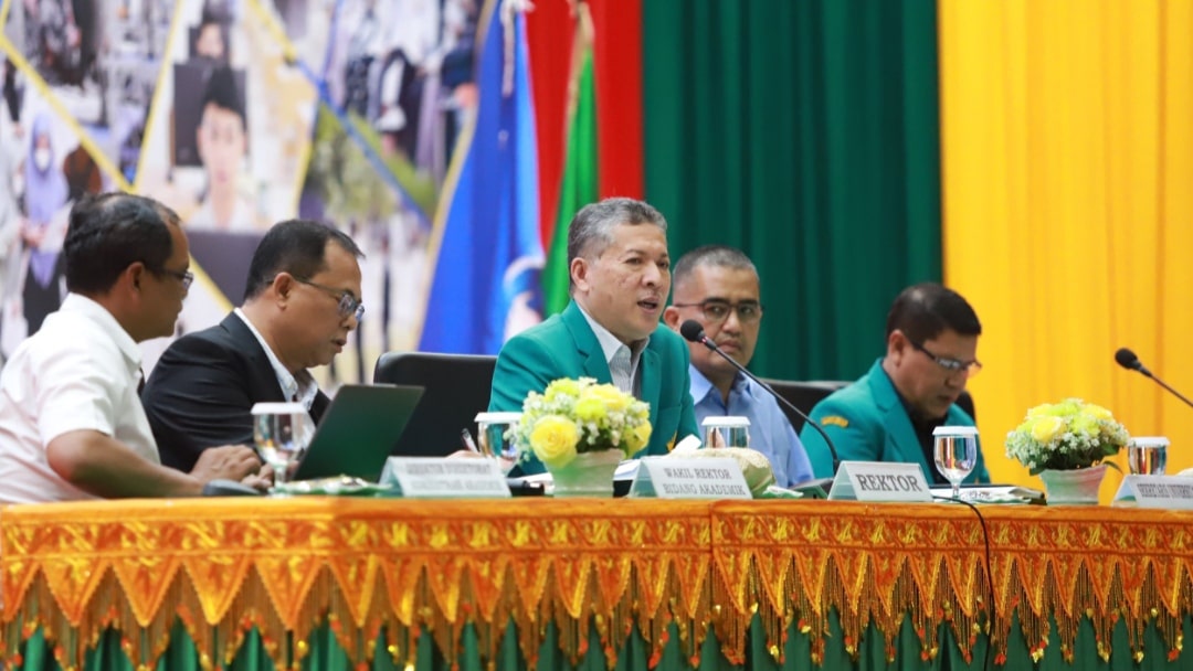 Rektor USK Prof Dr Ir Marwan pada acara sosialisasi SNPMB Tahun 2024 kepada seluruh Sekolah SMA/SMK/MA sederajat seluruh Aceh di Gedung AAC Dayan Dawood, Banda Aceh, Rabu (31/1)
