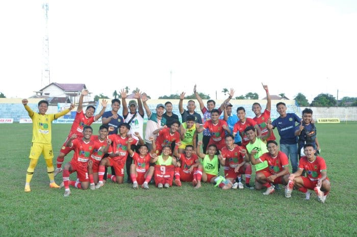 Manajemen Tim PSAB Aceh Besar foto bersama para pemain usai meraih kemenangan dan merebut tiket final Liga 3 Aceh, di Stadion Kota Langsa, Senin sore (29/1/2024)