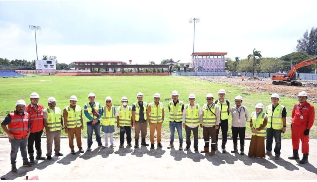 Komisi III DPRK Banda Aceh meninjau proses renovasi Stadion H Dimurthala Lampineung di Gampong Kota Baru, Kecamatan Kuta Alam, Senin (22/1)