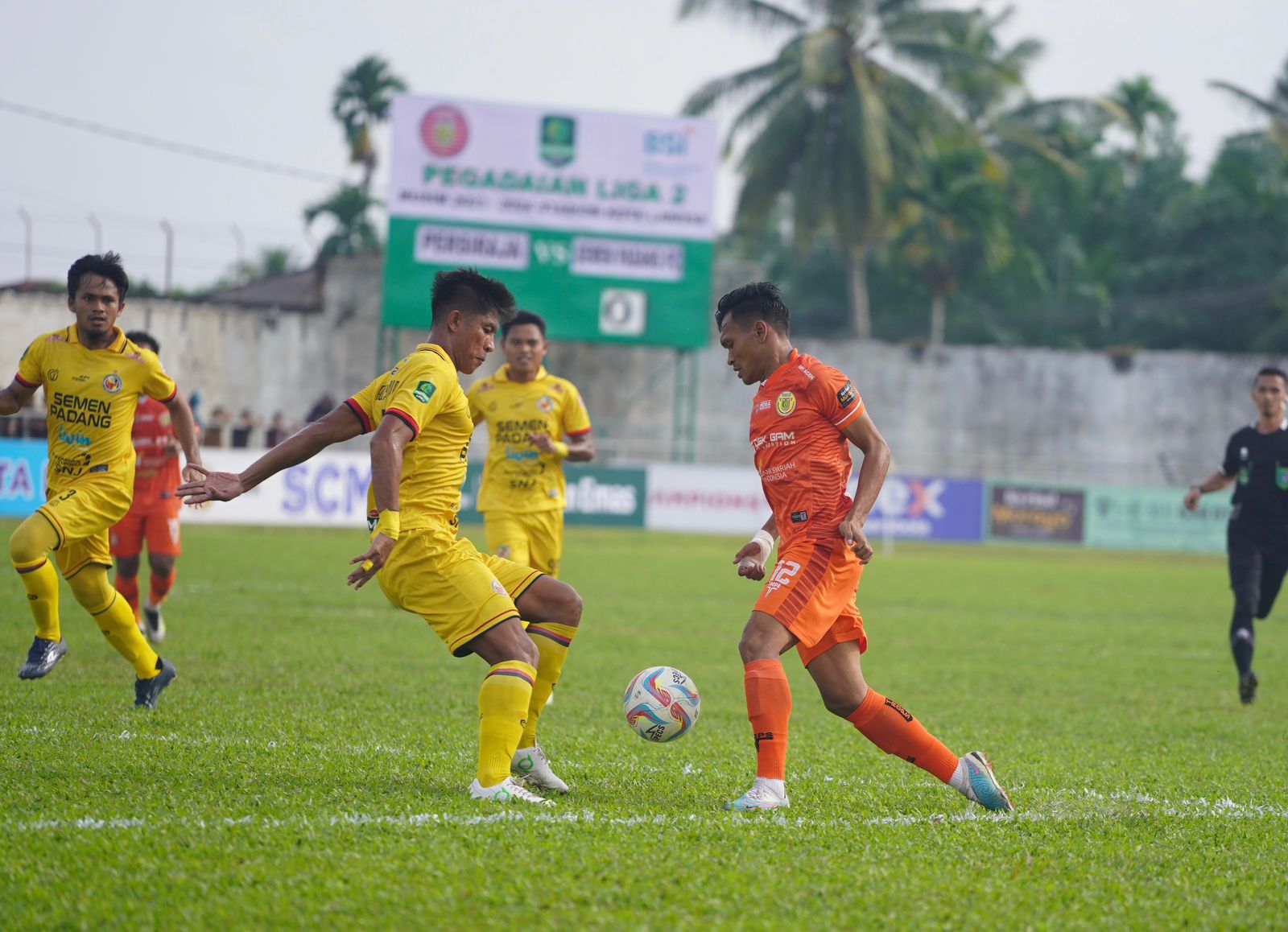 Pemain Persiraja Banda Aceh berebut bola dengan Pemain Semen Padang FC pada pertandingan 12 Besar Liga 2 2023-2024 di Stadion Langsa, Sabtu sore (13/1)