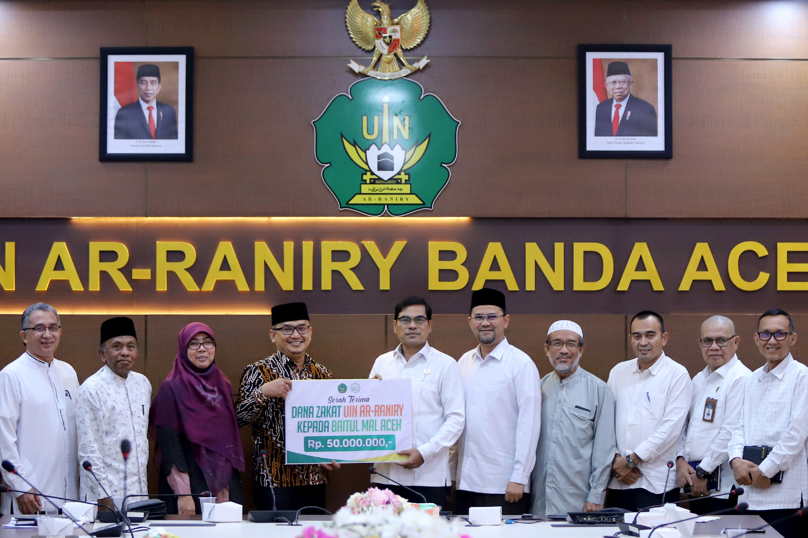 Rektor UIN Ar-Raniry Prof Mujiburrahman menyerahkan dana zakat sebesar Rp 50 juta ke Badan Baitul Mal Aceh (BMA) yang diterima Ketua Badan BMA Mohammad Haikal, Senin (29/1)