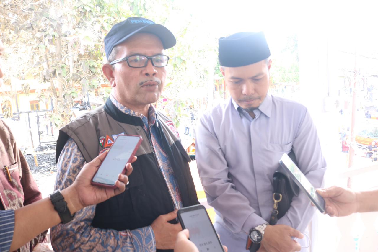 Kadis Sosial Aceh Muslem Yacob didampingi Pimpinan Dayah Babul Maghfirah Ustaz Masrul Aidi Lc di lokasi musibah kebakaran, Cot Keu'eung Kecamatan Kuta Baro, Aceh Besar, Kamis (25/1)