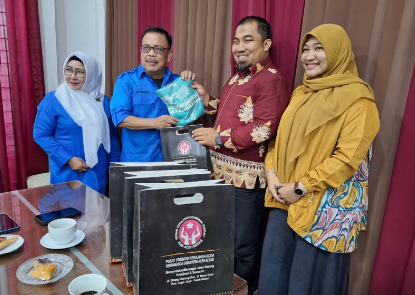 Pj Bupati Aceh Besar Muhammad Iswanto didampingi Pj Ketua Dekrnasda Cut Rezky Handayani menyerahkan secara simbolis bakal baju batik produksi Aceh Besar kepada Ketua PWI Aceh, Nasir Nurdin didampingi Ketua IKWI Ny. Hanifah di Gedung Dekranasda Aceh Besar, Jum'at sore (2/2). (Dok PWI Aceh)