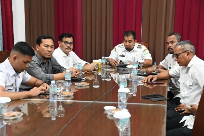 Pj Bupati Aceh Besar, Muhammad Iswanto bersama Asisten II M Ali dan para OPD menghadiri Zoom Meeting dengan topic Pilot Project Smart Farming Padi di Aceh Besar di Gedung Dekranasda, Gampong Gani, Ingin Jaya, Aceh Besar, Rabu (31/1)