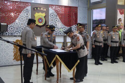 Kapolda Aceh Irjen Pol Achmad Kartiko memimpin Sertijab Irwasda, Dirsamapta dan Kabidkum di lobi Mapolda Aceh, Jum'at pagi (2/2/2024)