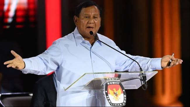 Capres nomor urut 2 Prabowo Subianto menyampaikan pernyataannya dalam debat terakhir capres, Ahad malam (4/2)