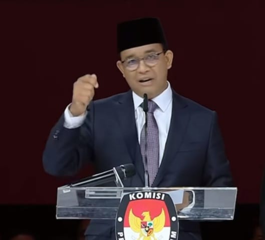 Capres nomor urut 1, Anies Baswedan, menyampaikan visi dan misi dalam debat capres terakhir di Jakarta Convention Center (JCC), Senayan, Jakarta, Ahad (4/2) malam