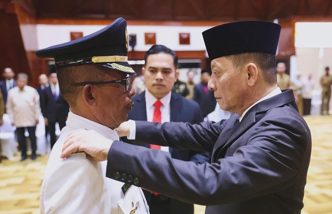 Pj Gubernur Aceh, Achmad Marzuki mengambil sumpah jabatan dan pelantikan Ir Jailani Beuramat sebagai Pj Bupati Pidie Jaya, di Anjong Mon Mata Pendopo Gubernur Aceh, Senin (5/2). (Foto: Dok. Humas Pemerintah Aceh)