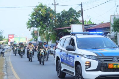 Personel Polres Lhokseumawe bersama TNI dan Forkompinda Lhokseumawe melaksanakan patroli memantau situasi Kamtibmas menjelang pergeran pasukan ke TPS pada Pemilu 2024, Senin (5/2)