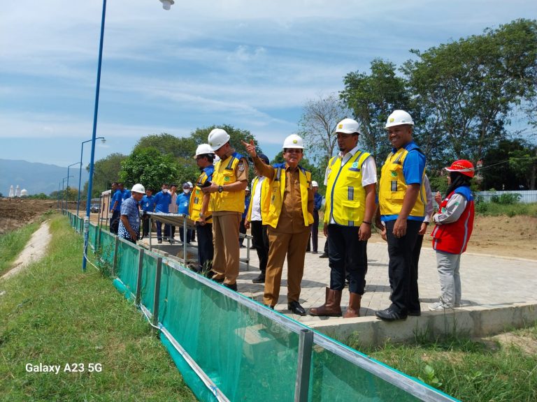Pj Wali Kota Banda Aceh Amiruddin meninjau proyek rehabilitasi bendungan karet di Krueng Aceh, tepatnya di Gampong Jurong Peujera, Kecamatan Ingin Jaya, Lambaro Aceh Besar