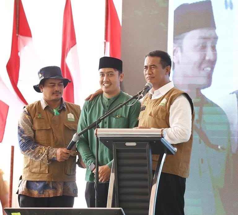 Menteri Pertanian Andi Amran Sulaiman merangkul Ismul Azham, Staf Biro Adpim Setda Aceh, usai membaca ayat suci Al-Quran dan Doa pada acara kegiatan Pembinaan Penyuluh Pertanian dan Petani Provinsi Aceh di Gampong Deunong, Aceh Besar, Selasa (6/2/2024)