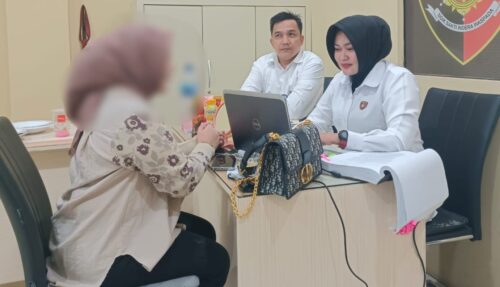 Penyidik Subdit Siber Ditreskrimsus Polda Aceh memeriksa Cut Bul sebagai tersangka