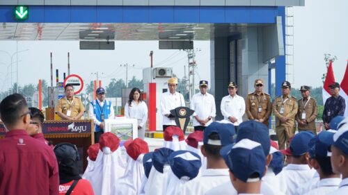 Presiden Widodo meresmikan dua ruas Jalan Tol Trans Sumatera (JTTS) yang ditargetkan dapat mengintegrasikan pergerakan logistik di kawasan ekonomi, Rabu (7/2). (Foto: Dok. Hutama Karya)